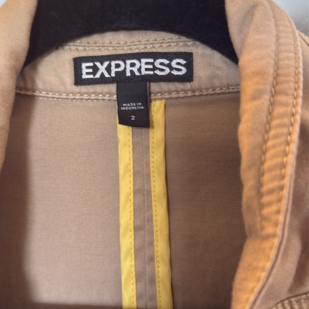 π€ Express 3 Button Lightweight Jacket - Picture 2 of 7